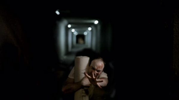 7_Absentia_Daniel_in_tunnel